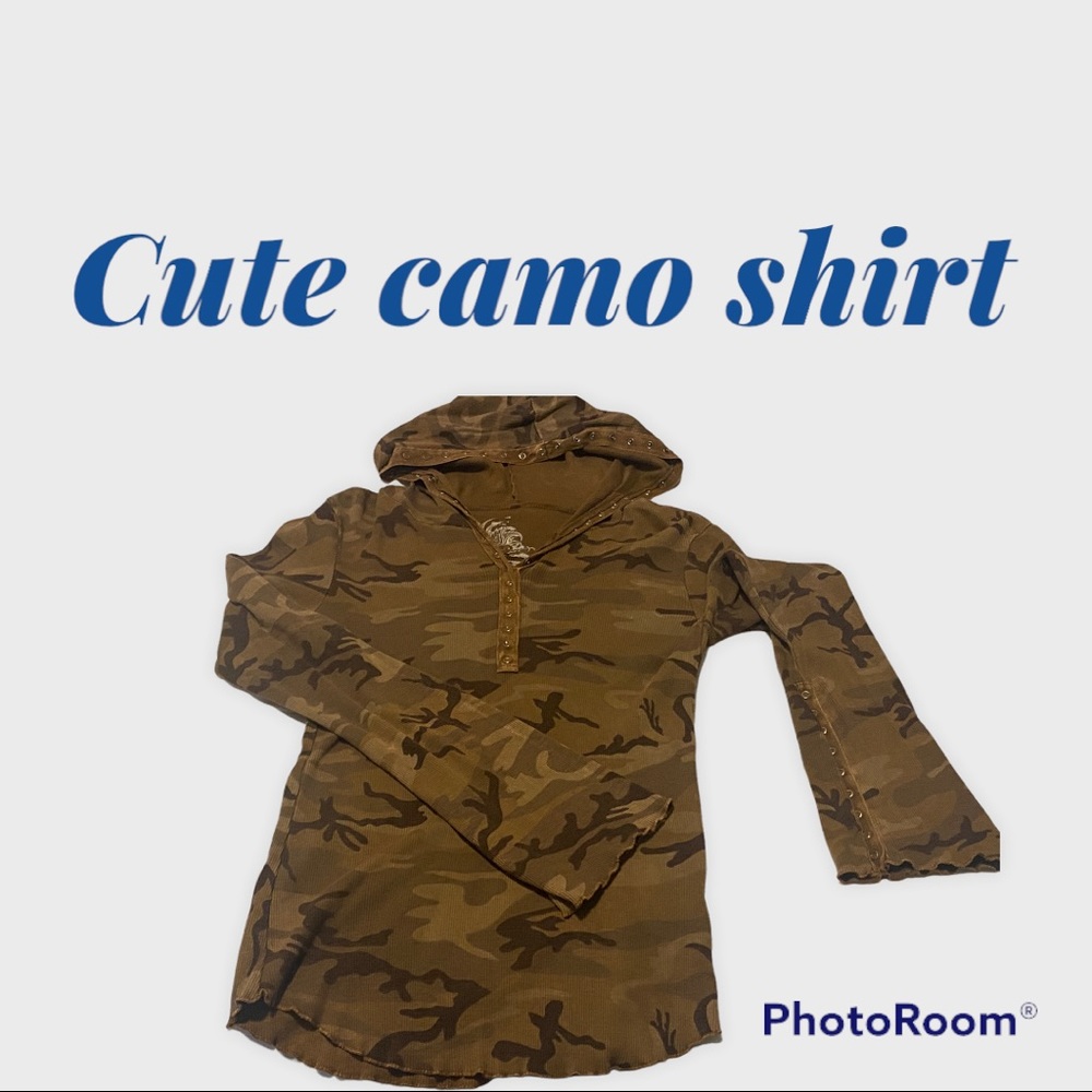 Cute brown Ling sleeve camo shirt with great sleeve detail.  Size medium.